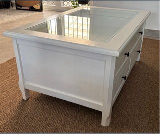 Mesa de centro blanca con tapa de cristal