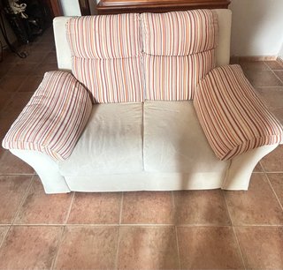 Sofá de 2 plazas beige con cojines