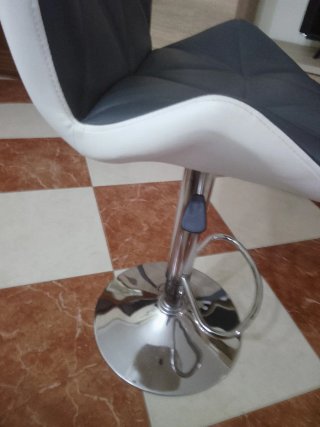 Silla giratoria y se regula a la altura que quiera