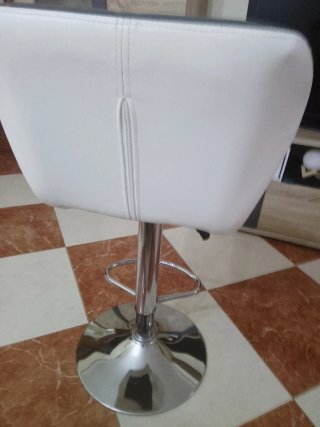 Silla giratoria y se regula a la altura que quiera