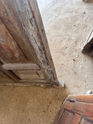 Ventana de madera rústica con contraventanas