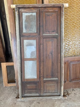 Ventana de madera rústica con contraventanas