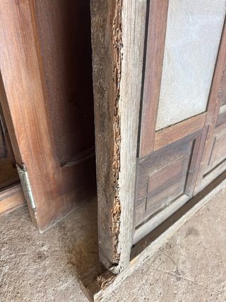 Ventana de madera rústica con contraventanas