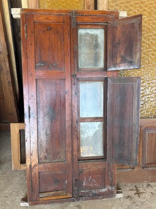 Ventana de madera rústica con contraventanas