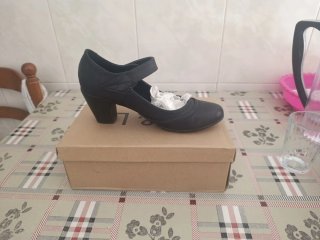 Zapatos de tacón negros nuevos