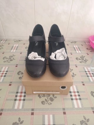Zapatos de tacón negros nuevos