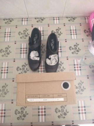 Zapatos de tacón negros nuevos