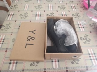 Zapatos de tacón negros nuevos