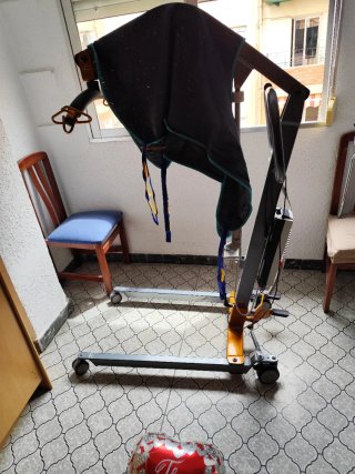 Grúa para enfermos y cama articulada
