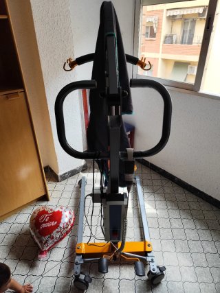 Grúa para enfermos y cama articulada