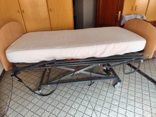 Grúa para enfermos y cama articulada