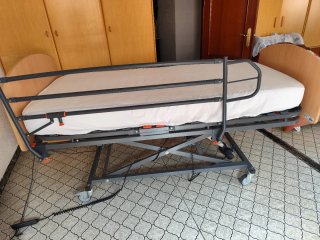 Grúa para enfermos y cama articulada