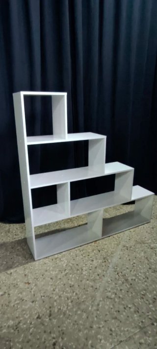 Estantería modular blanca escalonada