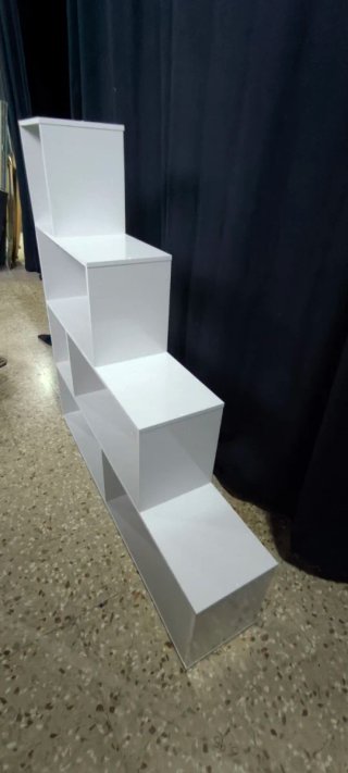 Estantería modular blanca escalonada