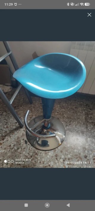 Banqueta alta azul y plateada