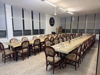 Sillas clásicas de madera y tela para eventos