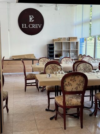 Sillas clásicas de madera y tela para eventos