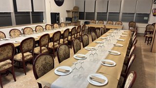 Sillas clásicas de madera y tela para eventos
