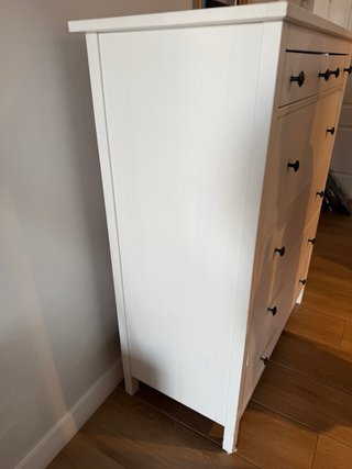 Cómoda beige y blanca de madera y metal