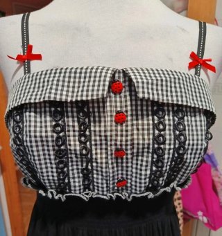 Vestido Negro con Cuadros Vichy y Lazos Rojos