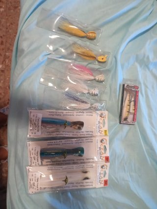 Lotes de señuelos de pesca: poppers, bucktails, pe