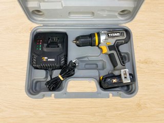 Taladro Percutor Titan TTI884COM