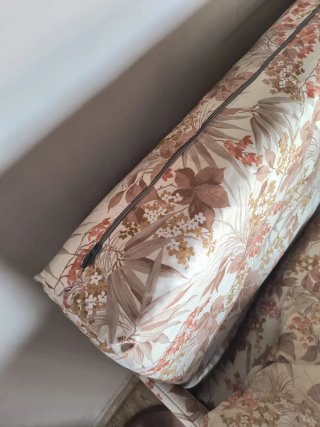 Sofá de 2 plazas estampado. Se encuentra en Olite