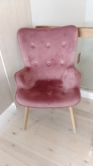 Sillón rosa de terciopelo