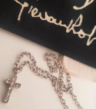 Collana con charm croce, linea LUXURY Bijoux.