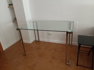 Mesa de cristal y acero. Buen estado.