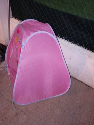 Tienda de campaña rosa pop-up