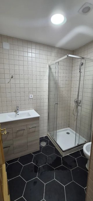 Habitación tipo loft con cocina y baño privado.