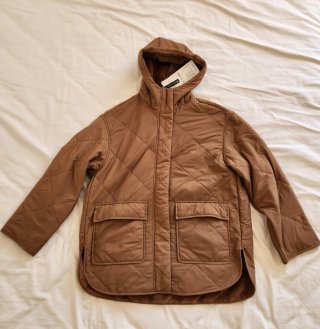 Anorak acolchado marrón con capucha