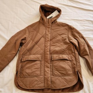 Anorak acolchado marrón con capucha