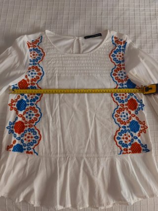 Preciosa blusa Sfera bordada en colores