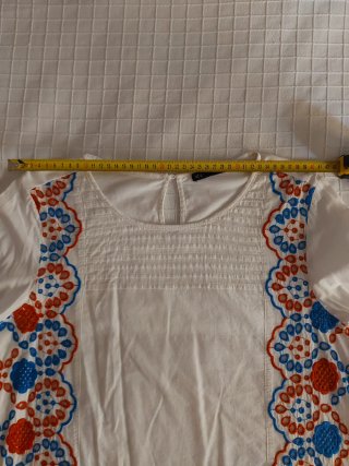 Preciosa blusa Sfera bordada en colores