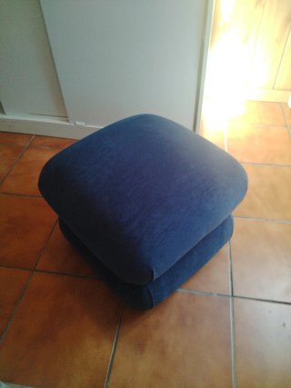 Puf azul de terciopelo