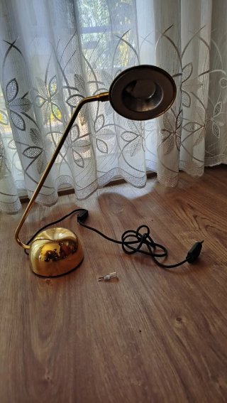 Lámpara de escritorio dorada
