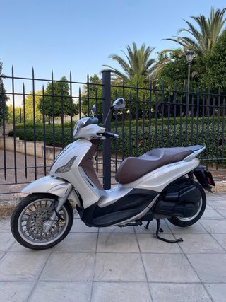 Piaggio Beverly Maxi Scooter