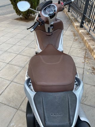 Piaggio Beverly Maxi Scooter