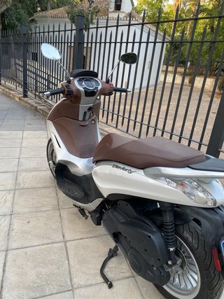 Piaggio Beverly Maxi Scooter