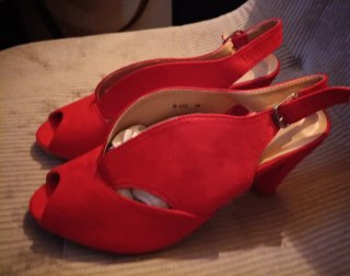 Sandalias rojas ante destalonadas
