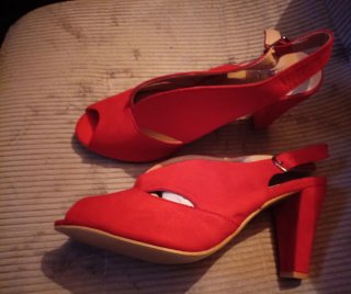Sandalias rojas ante destalonadas