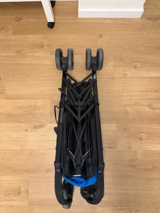 Silla de paseo Joie azul y negra