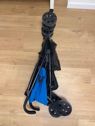 Silla de paseo Joie azul y negra