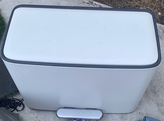 Cubo de basura metálico blanco y plateado