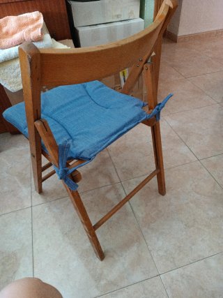 Silla plegable de madera con cojín azul