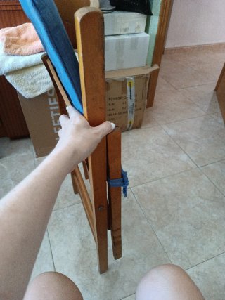 Silla plegable de madera con cojín azul