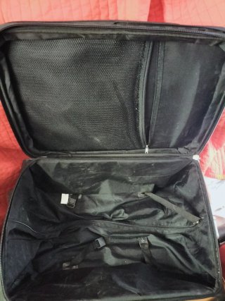 Maleta de cabina negra con ruedas
