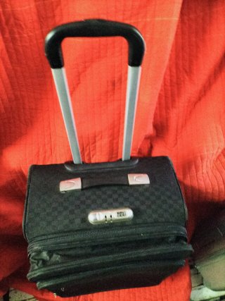Maleta de cabina negra con ruedas
